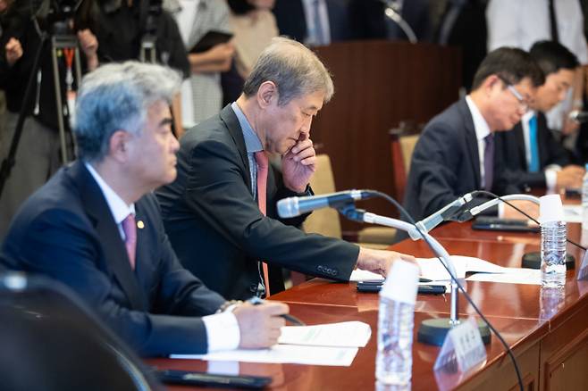 대한건설협회의 새로운 이사회에 이한우 현대건설 대표, 정원주 대우건설 회장, 박상신 DL이앤씨 대표 등 대형사 경영진이 합류했다. 사진은 한승구 대한건설협회 회장(왼쪽 두 번째)을 비롯한 건설업계 관계자들이 지난해 5월 서울 강남구 건설회관에서 열린 부동산PF 연착륙을 위한 건설업계 간담회에 참석한 모습. /사진=뉴스1