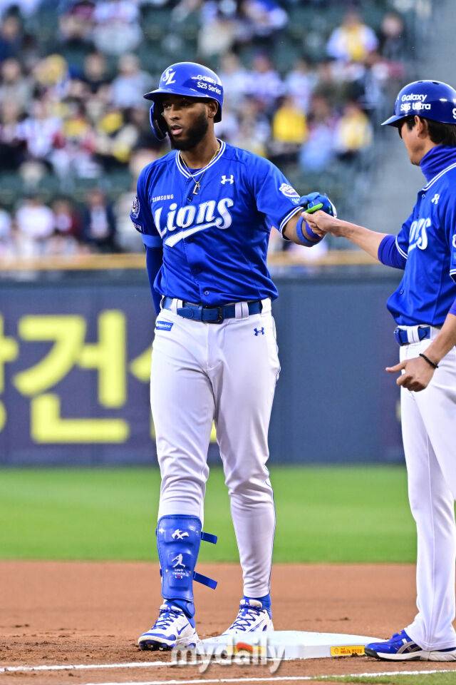 16일 서울 잠실야구장에서 열린 '2025 신한 SOL BANK KBO리그' 삼성 라이온즈와 LG 트윈스 경기. 삼성 디아즈가 1회초 1사 3루에 1타점 적시타를 치고 1루 베이스를 밟고 있다./마이데일리