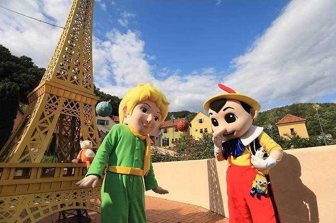 이탈리아마을의 피노키오와 쁘띠프랑스의 어린왕자가 가평 에펠탑 앞에서 만났다.