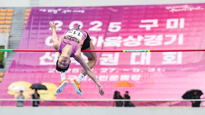 우상혁(28·용인시청)이 22일 경북 구미시민운동장에서 열린 2025 구미 아시아육상경기선수권대회 최종 선발전에서 2m30 1차시기 점프에 성공하고 있다.