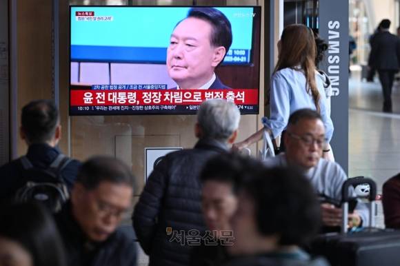 이대론 가망없는 ‘윤 전대통령 사저정치’ , 미몽헤매는 국민경선 - 21일 서울역 대합실에서 시민들이 TV를 통해 윤석열 전 대통령에 대한 공판을 시청하고 있다. 홍윤기 기자