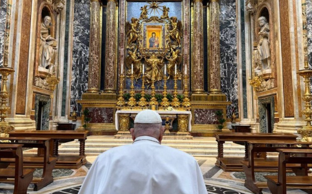 지난 12일 산타 마리아 마조레 대성전 성모 성화 앞에서 기도하는 교황. AFP=연합뉴스