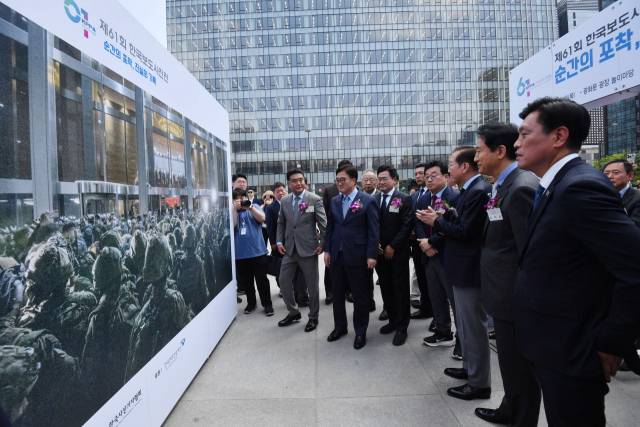 이호재(왼쪽 두 번째부터) 한국사진기자협회장, 우원식 국회의장, 박찬대 더불어민주당 대표 직무대행 겸 원내대표, 권영세 국민의힘 비상대책위원장, 오세훈 서울시장 등 주요 내빈들이 21일 서울 종로구 광화문 광장에서 열린 제61회 한국보도사진전 '순간의 포착, 진실의 기록' 개막식에서 작품을 관람하고 있다. 사진 제공-한국사진기자협회(KPPA)