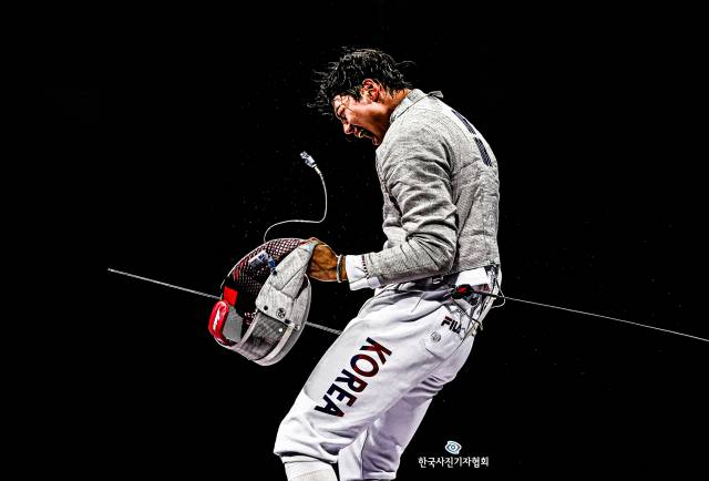 <.61회 한국보도사진상 - 최우수상> 27일(현지시간) 프랑스 파리 그랑팔레에서 열린 2024파리올림픽 펜싱 남자 사브르 개인 결승전에서 오상욱이 튀니지 페레스 페르자니를 상대로 금메달을 확정지으며 포효하고 있다. 사진 제공=한국사진기자협회(KPPA)
