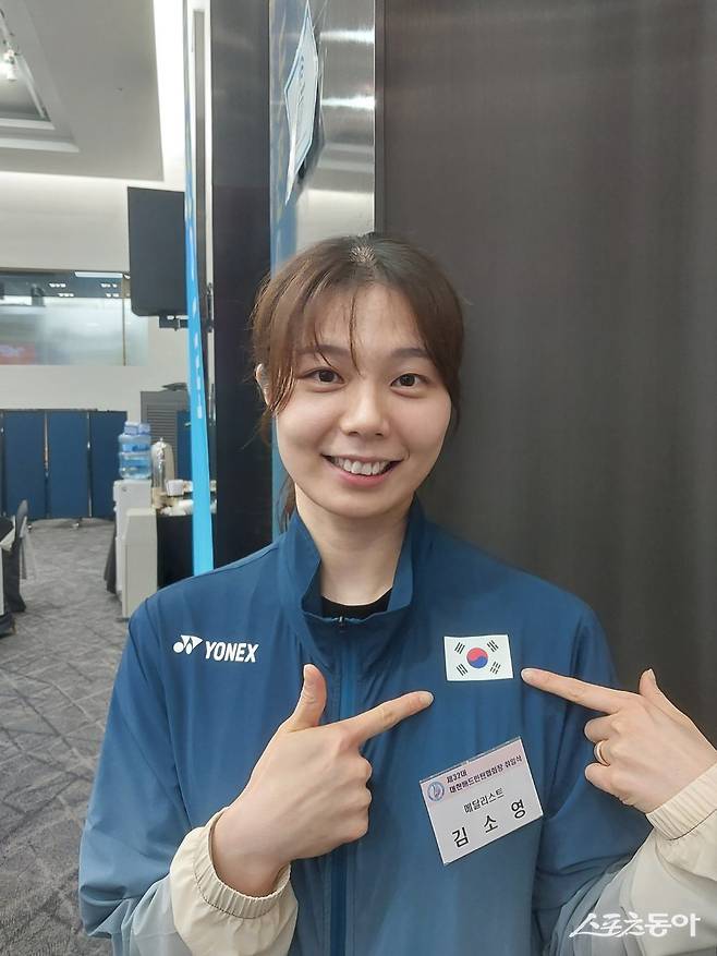 배드민턴국가대표팀 김소영은 올해 국제대회에 출전하지 않았다. 한국여자복식의 계보를 이어 온 스타플레이어지만, 2024파리올림픽 이후 대표팀이 복식조 개편에 돌입하며 주력 조합이 젊은 선수들로 바뀌었기 때문이다. 종전보다 역할이 줄어 답답할 법도 하지만 초연하다. 김소영은 21일 서울 송파구 올림픽파크텔에서 열린 김동문 대한배드민턴협회장의 취임식에서 스포츠동아와 만나 “코트 안에서는 선수로서, 밖에서는 지도자로서 경쟁력을 발휘하는 것만 생각한다”고 밝혔다. 권재민 기자 jmart220@donga.com