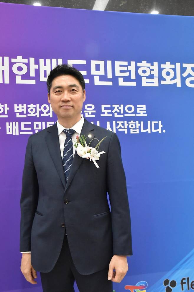 김동문 대한배드민턴협회 제32대 회장이 21일 서울 송파구 올림픽파크텔에서 열린 취임식에 앞서 기념촬영을 하고 있다. 그는 이튿날(22일) 기자간담회를 통해 국가대표 선수들의 개인용품 사용을 허용하겠다는 방침을 밝혔다. 사진제공|대한배드민턴협회