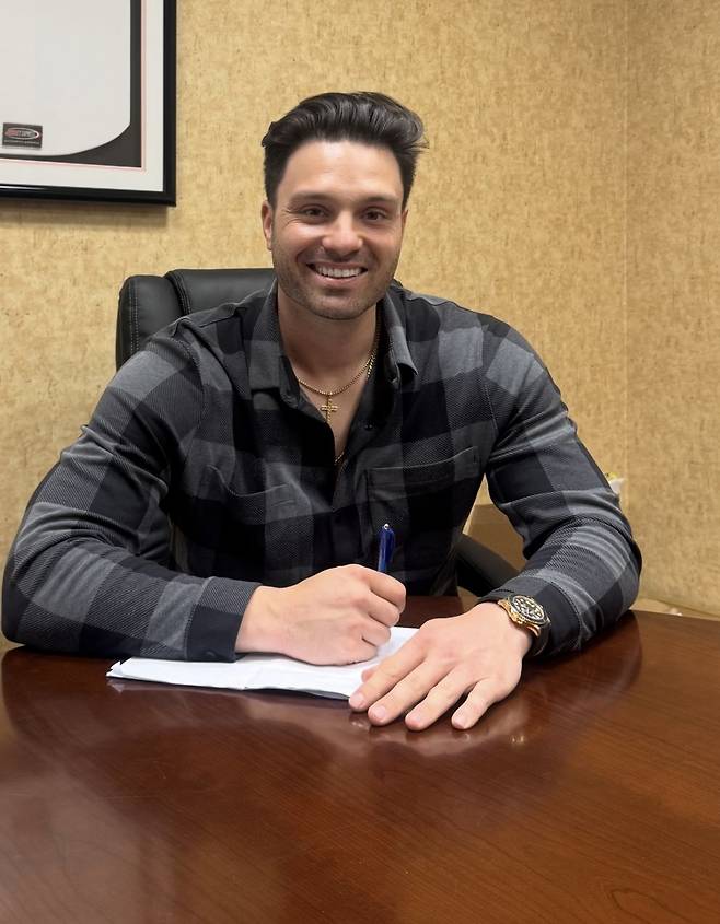 SSG가 20일 기예르모 에레디아의 부상 대체 외국인선수로 라이언 맥브룸을 영입했다. 맥브룸이 SSG와 계약서에 사인하고 있다. 사진제공|SSG 랜더스