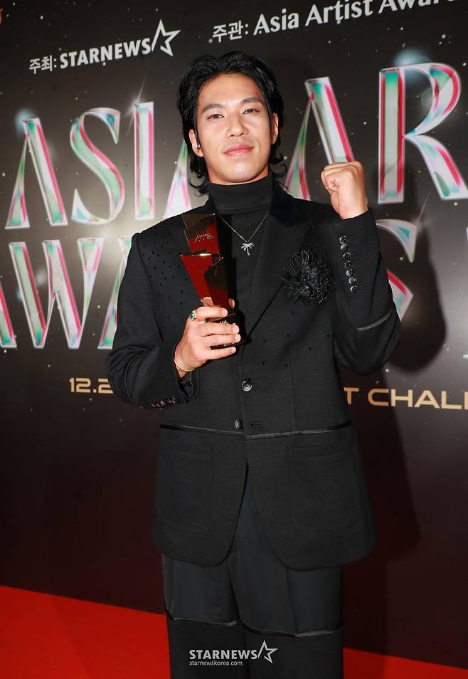 배우 김민이 27일 오후 태국 방콕 임팩트 챌린저 홀 1-2(IMPACT Challenger Hall 1-2)에서 진행된 '제9회 아시아 아티스트 어워즈'(The 9th Asia Artist Awards, 이하 'AAA 2024')에서 AAA 씬 스틸러상을 수상한 뒤 포즈를 취하고 있다. /2024.12.27 /사진=이동훈 photoguy@