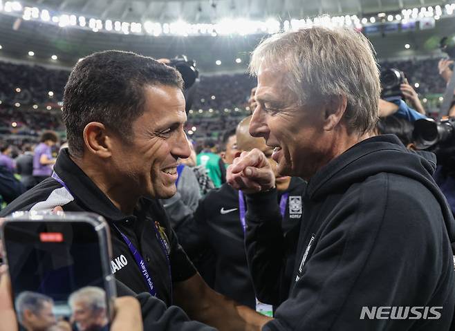 지난 2024년 2월 당시 한국 축구 국가대표팀 위르겐 클린스만 감독(오른쪽)과 요르단 축구 대표팀 후세인 아모타 감독이 2023 아시아축구연맹(AFC) 카타르 아시안컵 4강전 요르단-대한민국의 경기시작 전 인사를 나누고 있다. /사진=뉴시스