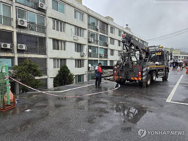남양주 아파트 옹벽 붕괴 (남양주=연합뉴스) 최재훈 기자 = 22일 오후 아파트 주차장 옹벽 붕괴 사고가 발생한 경기 남양주시 화도읍의 한 아파트에서 긴급복구 공사가 진행되고 있다. 2025.4.22 jhch793@yna.co.kr