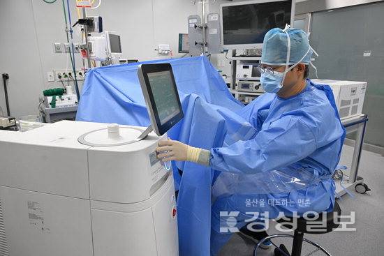 ▲ 22일 김정호 좋은삼정병원 비뇨기수술센터장이 홀뮴 레이저 장비로 환자의 수술을 진행하고 있다. 김도현기자 do@ksilbo.co.kr