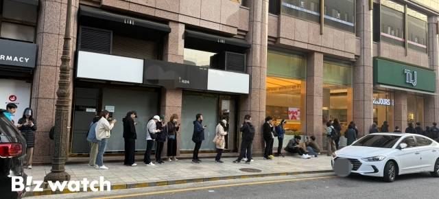 지난 21일 오전 6시 50분경 소비자들이 뚜레쥬르 압구정직영점 앞에 '그린 플레이트' 프로모션에 참여하기 위해 대기 중이다. /사진=김지우 기자 zuzu@