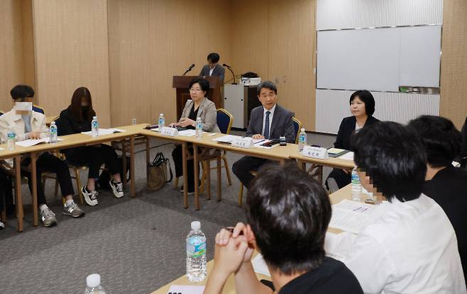 22일 서울 강남구 한국과학기술회관에서 이주호 부총리 겸 교육부 장관이 의대생·전공의들과 간담회를 열고 발언 중인 모습. (사진 제공=교육부)