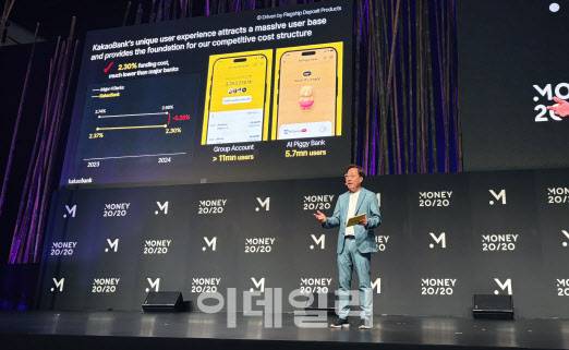 윤호영 카카오뱅크 대표가 지난 22일 방콕 퀸시리킷 컨벤션 센터(Queen Sirikit Convention Center)에서 진행된 ‘머니 2020 아시아(Money 20/20 Asia)’에 참석해 발표를 진행하고 있다.(사진=카카오뱅크)