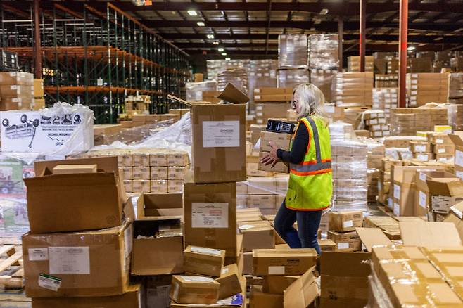 던컨 토이 컴퍼니 직원이 16일(현지시간) 인디애나주 콜럼버스에 있는 회사 창고에서 장난감을 분류하고 있다.(사진=AFP)