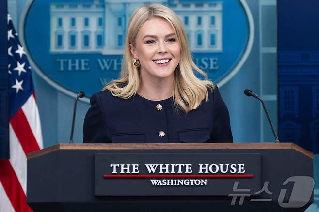 캐롤라인 레빗 백악관 대변인이 22일(현지시간) 워싱턴DC 백악관에서 정례 브리핑을 진행하고 있다. ⓒ AFP=뉴스1 ⓒ News1 류정민 특파원