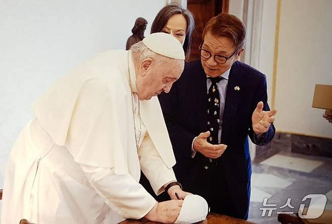프란치스코 교황이 자신의 '주켓토'(교황이 쓰는 모자)에 축복의 인사를 적어 추규호 전 교황청 대사에게 선물하는 모습.(추규호 전 대사 제공)