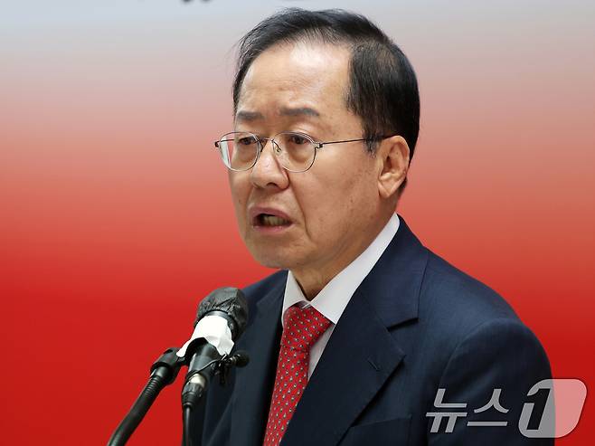 홍준표 국민의힘 대선 경선 후보가 23일 오전 서울 영등포구 여의도 캠프 사무실에서 열린 '선진대국시대 비전발표회'에서 국민 통합 부문 공약을 발표하고 있다. 2025.4.23/뉴스1 ⓒ News1 황기선 기자