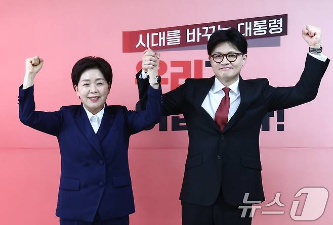 한동훈 국민의힘 대선 경선 후보와 경선에 출마했던 양향자 전 의원이 23일 서울 여의도 선거사무소에서 양 전 의원의 한 후보 지지 선언 기자회견을 갖고 손을 맞잡고 기념촬영을 하고 있다. 2025.4.23/뉴스1 ⓒ News1 김민지 기자