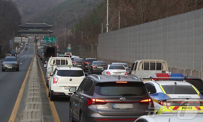 25일 오후 경북 안동 전역에 강풍이 불어 산불이 급속도로 확산하는 가운데 안동 전 시민에게 대피령이 내려져 도로 곳곳이 통제되자 남례문 인근 중심 도로가 차량으로 정체되고 있다. 2025.3.25/뉴스1 ⓒ News1 공정식 기자