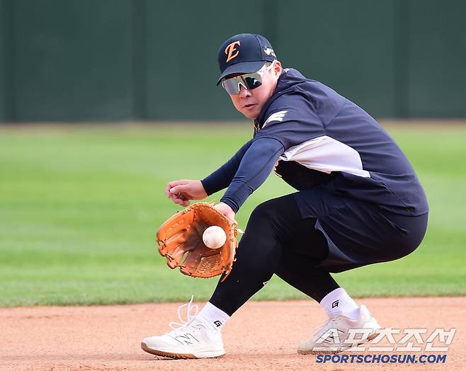 23일 부산 사직야구장에서 열리는 롯데와 한화의 경기. 수비 훈련을 하고 있는 안치홍. 부산=송정헌 기자songs@sportschosun.com/2025.04.23/