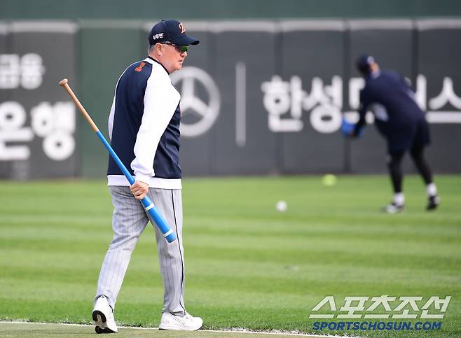 23일 부산 사직야구장에서 열리는 롯데와 한화의 경기. 선수들 훈련 지켜보는 한화 김경문 감독. 부산=송정헌 기자songs@sportschosun.com/2025.04.23/