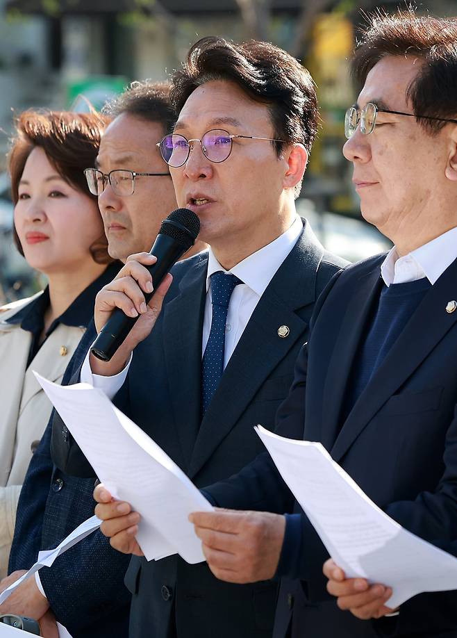 김민석(오른쪽에서 두번째) 더불어민주당 최고위원이 23일 오전 서울 종로구 삼청동 총리공관 앞에서 민주당 재선 의원들과 함께 한덕수 국무총리 규탄 기자회견을 하고 있다. /뉴스1