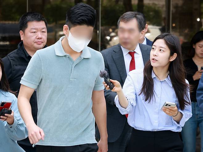 마약 투약 혐의를 받는 이철규 국민의힘 의원 아들 이 모씨가 23일 오전 서울 서초구 서울중앙지방법원에서 열린 구속 전 피의자심문(영장실질심사)을 마친 뒤 법원을 나서고 있다. /뉴스1