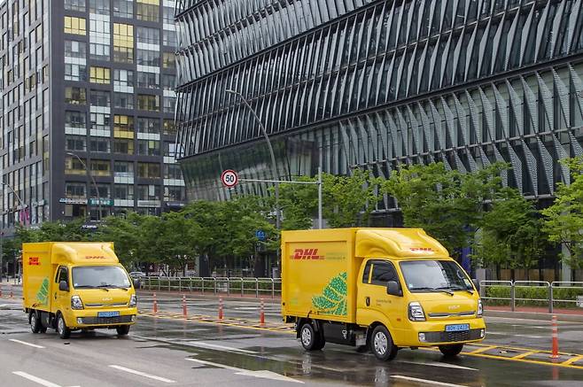 DHL코리아의 1톤 전기 배송차가 도로를 달리고 있다. /DHL코리아 제공