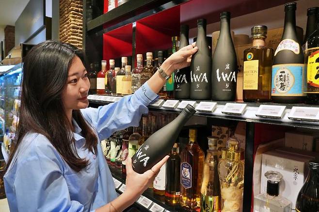 고객이 롯데백화점 본점 지하 1층 와인매장에서 상품을 구경하고 있다.ⓒ롯데백화점