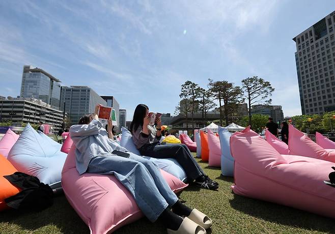 세계 책과 저작권의 날인 23일 서울 종로구 광화문광장에 마련된 ‘서울야외도서관 광화문 책마당’에서 시민들이 빈백 소파에 기대어 독서 삼매경에 빠져 있다. 서울야외도서관은 금, 토, 일 주 3일제로 운영되며 4~6월, 9~11월 초로 나눠 진행된다. 2025.4.23/뉴스1