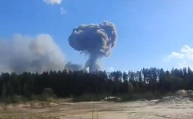 블라디미르주(州) 키르자흐 마을 인근지역 탄약고가 폭발하자 버섯구름이 올라왔다. X(트위터) 캡처