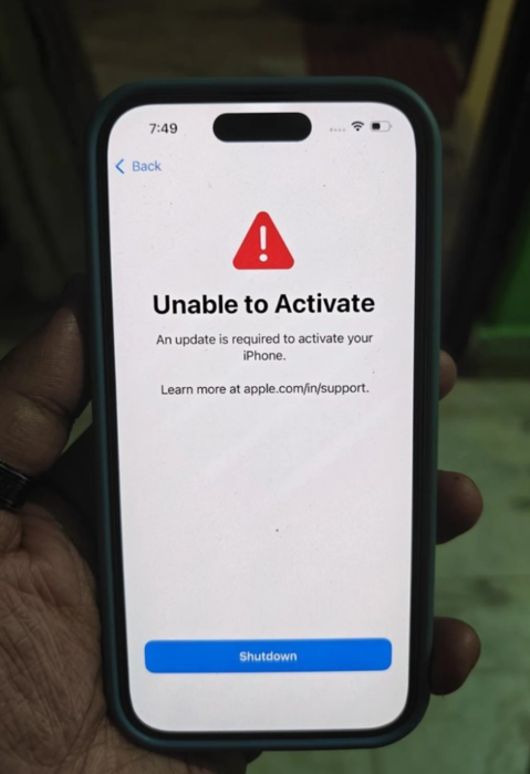 애플의 최신 운영체제 iOS18.41 업데이트 후 아이폰에 문제가 생겼다는 일부 사용자들의 주장이 나오고 있다. 사진=엑스