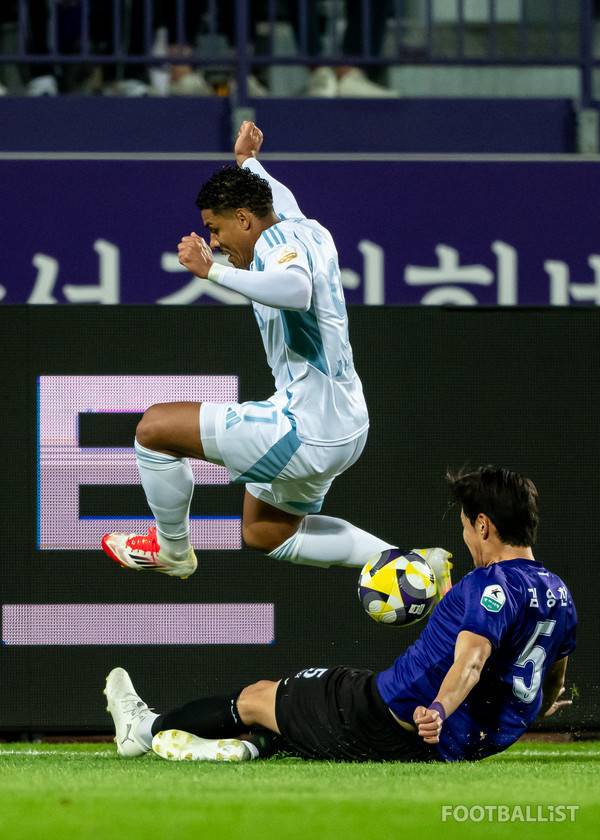 에릭(왼쪽, 울산HD), 김영찬(오른쪽, FC안양). 서형권 기자