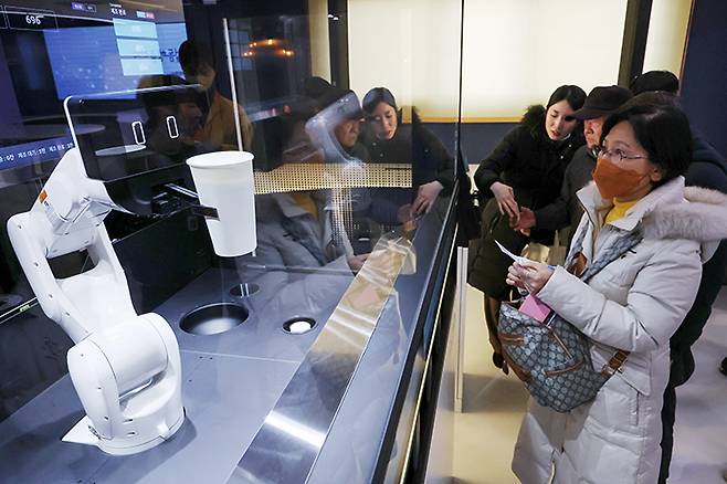 어르신들이 키오스크 사용법을 익히고 있다. 2023.12.2 (ⓒ뉴스1, 무단 전재-재배포 금지)