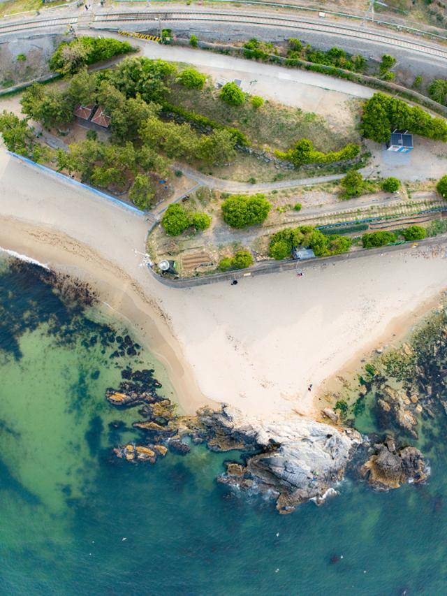 강원 동해시 하평해변. 위에서부터 영동선 철길, 묵호항선 폐구간, 해변 갯바위가 보인다.