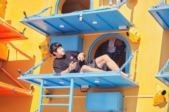 넷플릭스 예능 '대환장 기안장'에서 투숙객들은 건물 외벽에 붙어 있는 야외 침대에서 잔다. 넷플릭스 제공