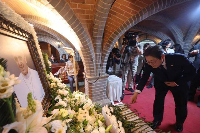 이재명 제21대 대통령 선거 더불어민주당 경선 후보가 23일 서울 명동대성당 지하성당에 마련된 프란치스코 교황 분향소에서 조문을 하고 있다. 뉴시스