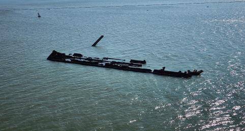 대영P-1호 침몰 지점의 수면 깊이는 최대 8m로서 물이 빠지는 간조시 선박 일부가 수면 위로 드러나곤 했다. 사진 인천지방해양수산청