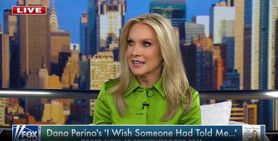 미국 폭스뉴스의 여성 진행자 데이나 페리노가 22일(현지시간) 폭스뉴스 인터뷰에서 최근 자신이 펴낸 신간을 소개하고 있다. 사진 폭스뉴스 홈페이지 캡처