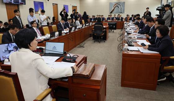 23일 국회 과학기술정보방송통신위원회 전체회의에서 최민희 위원장이 2025년도 제1회 추가경정예산안 등 안건을 상정하고 있다. 연합뉴스