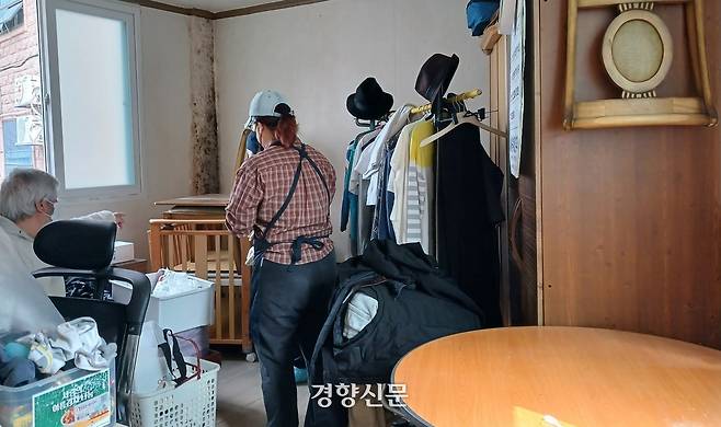 10일 광주 동구 대인동의 한 원룸에서 나비활동가들이 한 노인의 집을 정리하고 있다. 강현석 기자