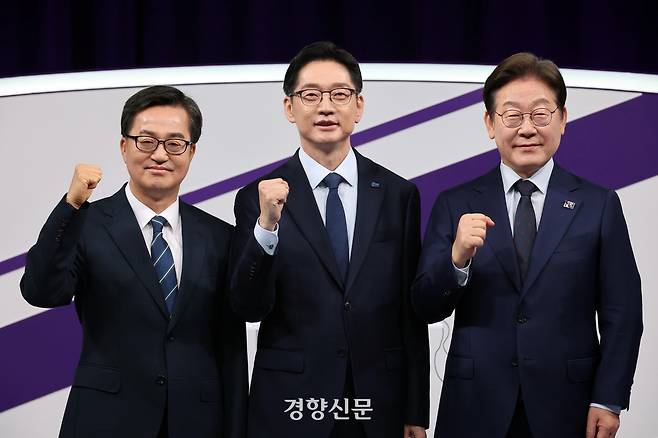 이재명(오른쪽부터)·김경수·김동연 더불어민주당 대선 경선 후보가 지난 18일 서울 상암동 MBC에서 열린 TV토론회에서 각오를 다지고 있다. 국회사진기자단
