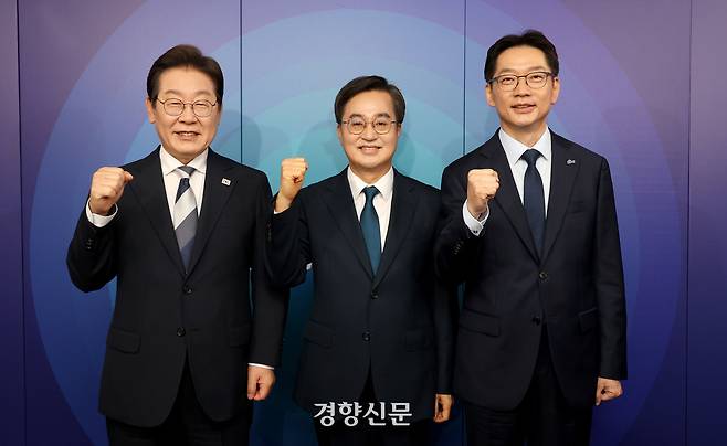 더불어민주당 제21대 대통령선거 경선에 나선 이재명, 김동연, 김경수(왼쪽부터) 후보가 23일 오후 서울 여의도 오마이TV 스튜디오에서 열린 오마이TV 초청 토론회 시작하기에 앞서 기념촬영을 하고 있다. 국회사진기자단