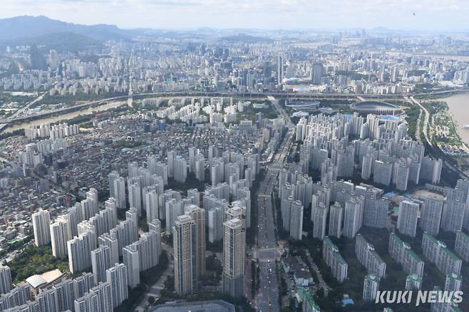 서울 송파구 롯데월드타워에서 바라본 송파구와 강남구 아파트 단지 모습. 곽경근 대기자