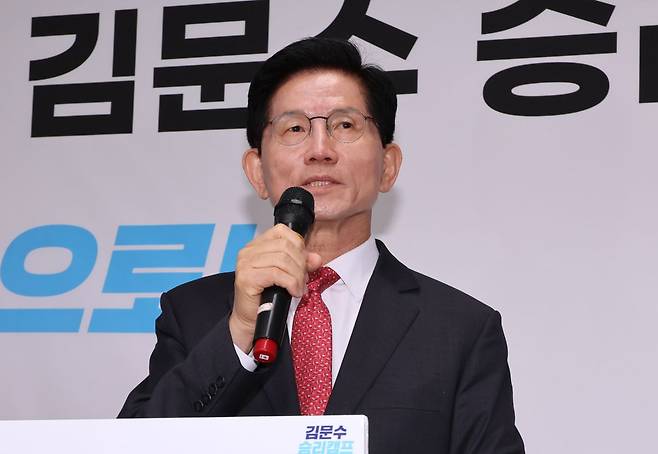 김문수 국민의힘 대선 경선 후보가 지난 18일 서울 여의도 선거캠프 사무소에서 경제 분야 공약을 발표하고 있다. 연합뉴스