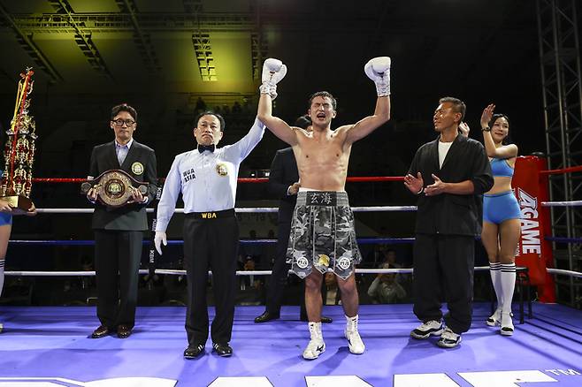 최시로가 WBA 라이트급 아시아 챔피언 1차 방어전에 성공한 뒤 기뻐하고 있다. FW1