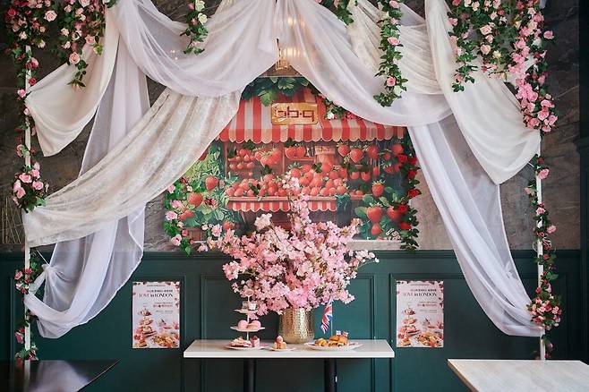 BBQ빌리지 송리단길점에서 한정 판매되고 있는 '러브 인 런던 애프터눈티' 세트. BBQ