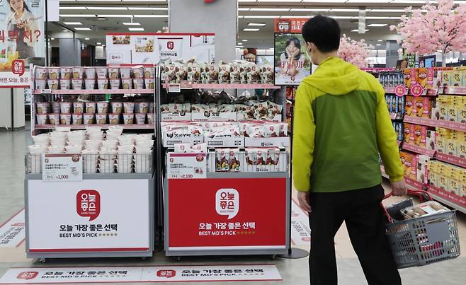 (서울=뉴스1) 박지혜 기자 = 17일 서울 롯데마트 서울역점에 제조사 브랜드(NB)보다 저렴한 자체 브랜드(PB) 상품이 진열돼 있다. 2025.4.17/뉴스1 Copyright (C) 뉴스1. All rights reserved. 무단 전재 및 재배포, AI학습 이용 금지. /사진=(서울=뉴스1) 박지혜 기자