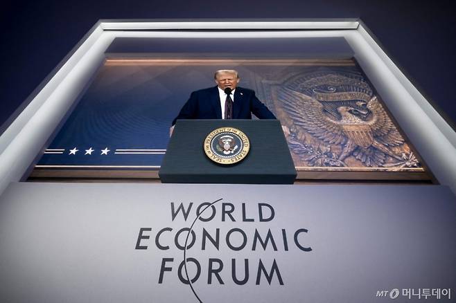 도널드 트럼프 미국 대통령이 1월 23일(현지시간) 스위스 다보스에서 열린 세계경제포럼(WEF)서 화상 연설을 하고 있다. /AFPBBNews=뉴스1